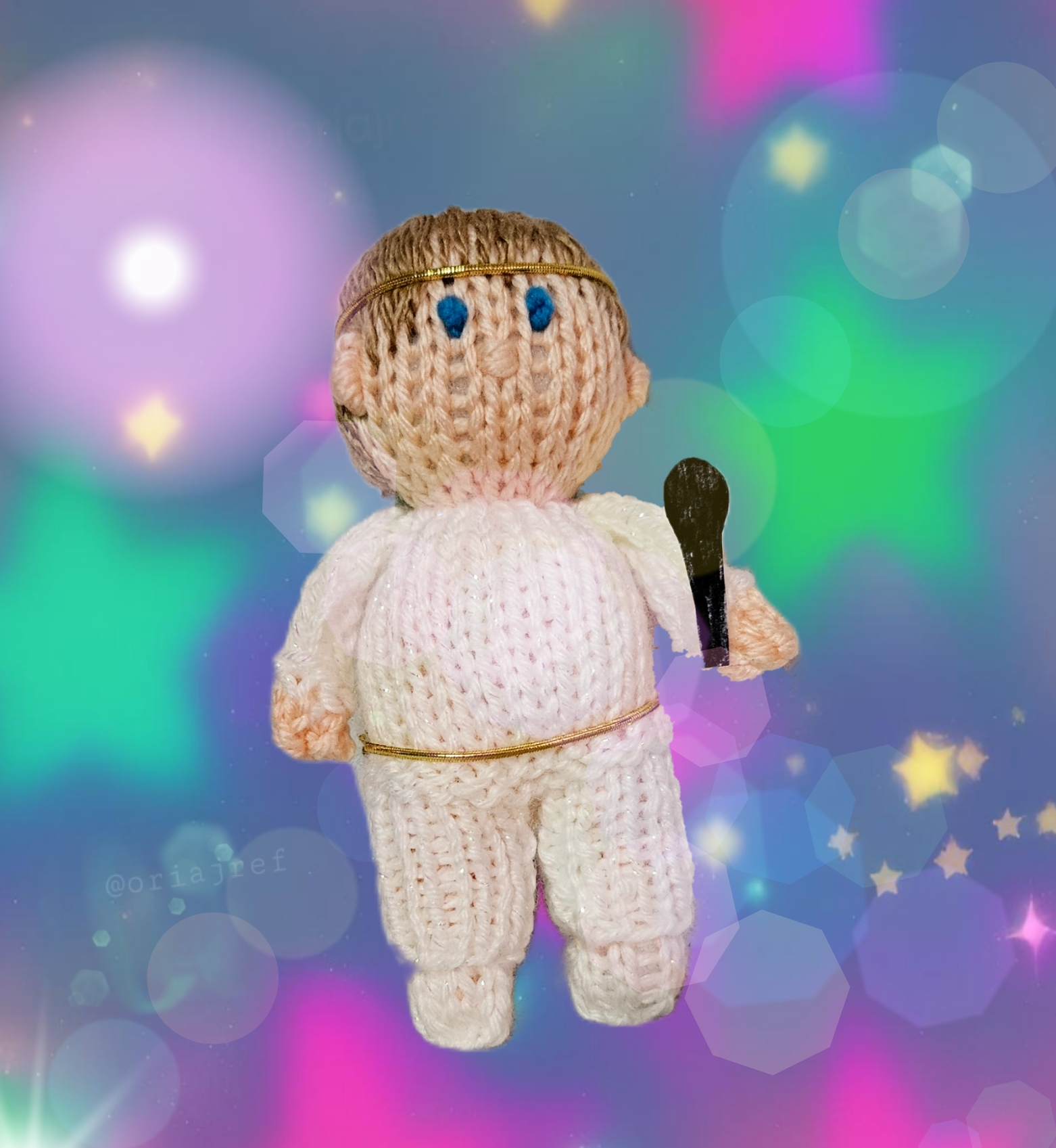 Knitted Luke In a white outfit with a microphone 