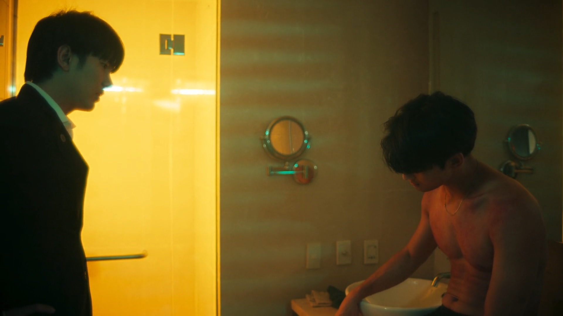 Porsche and Pete, Bathroom