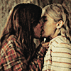 shauna kissing melissa in yellowjackets