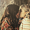 shauna kissing melissa in yellowjackets