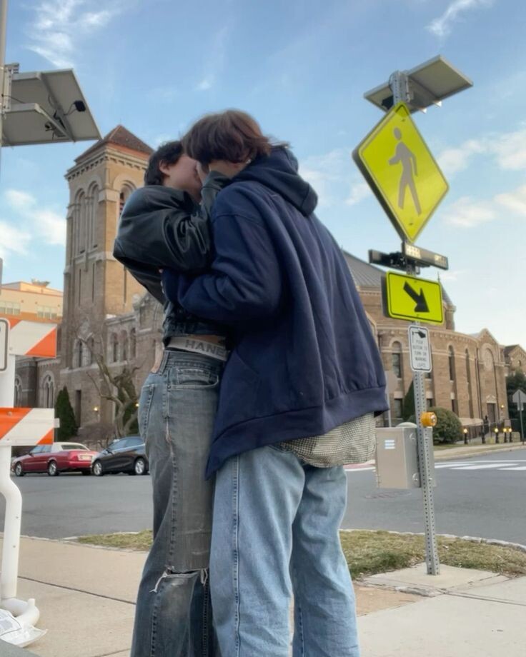 boys kissing