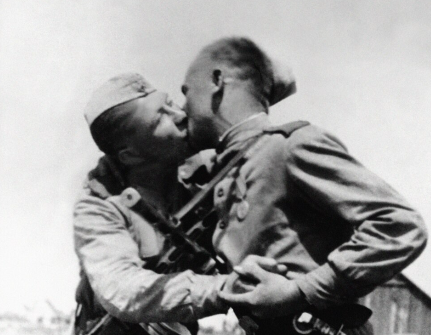 Image of Red Army soldiers celebrating ww2 win with a kiss
