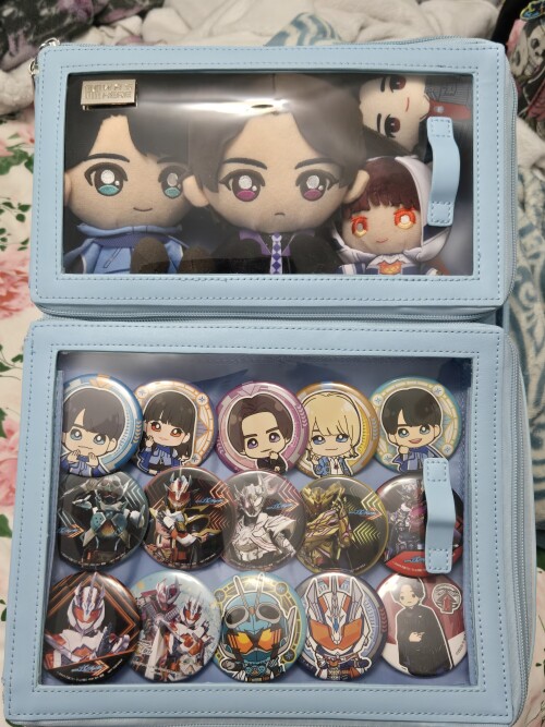 An itabackpack with Gotchard plushies and pins.