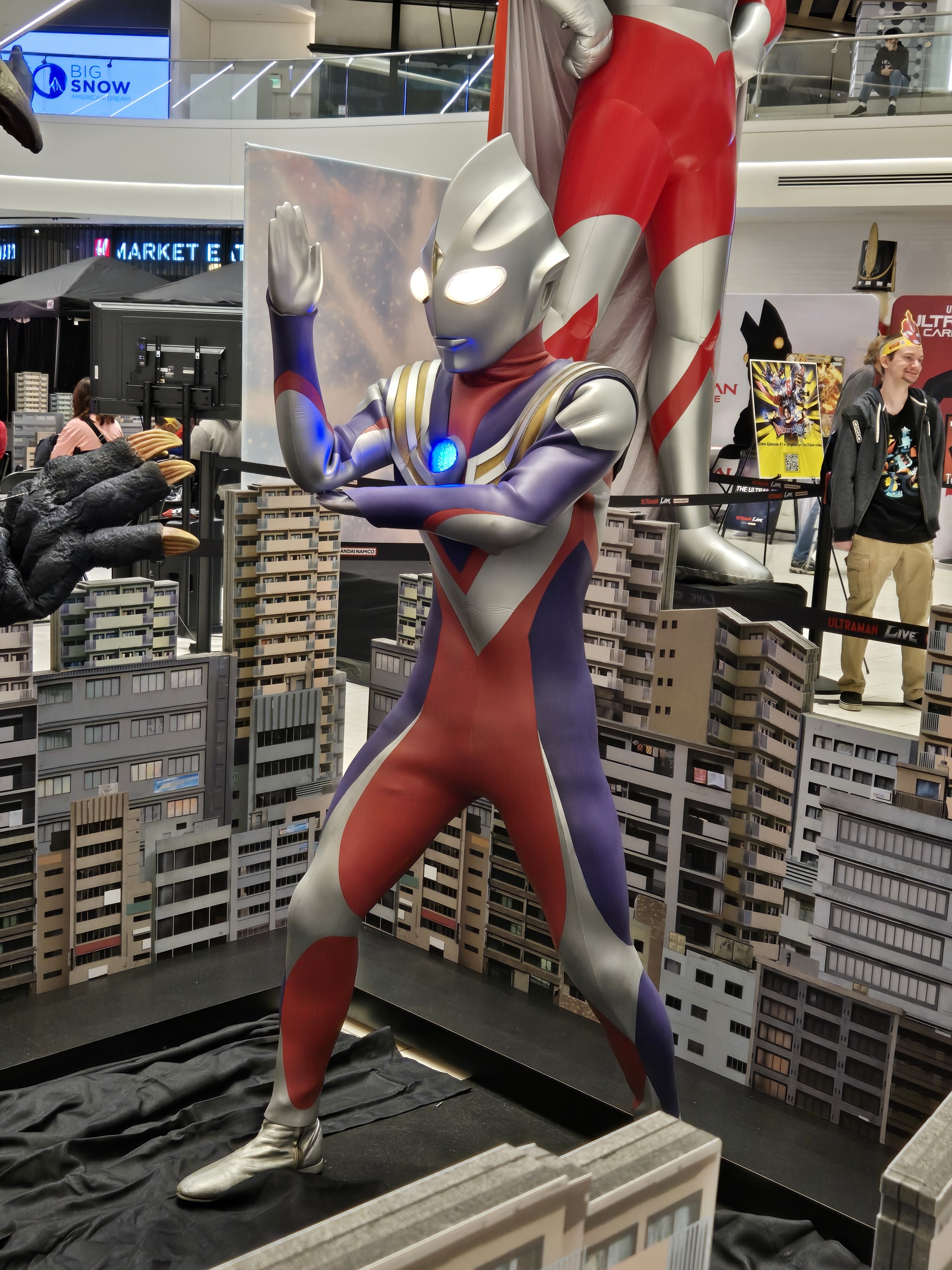 Tiga Statue.