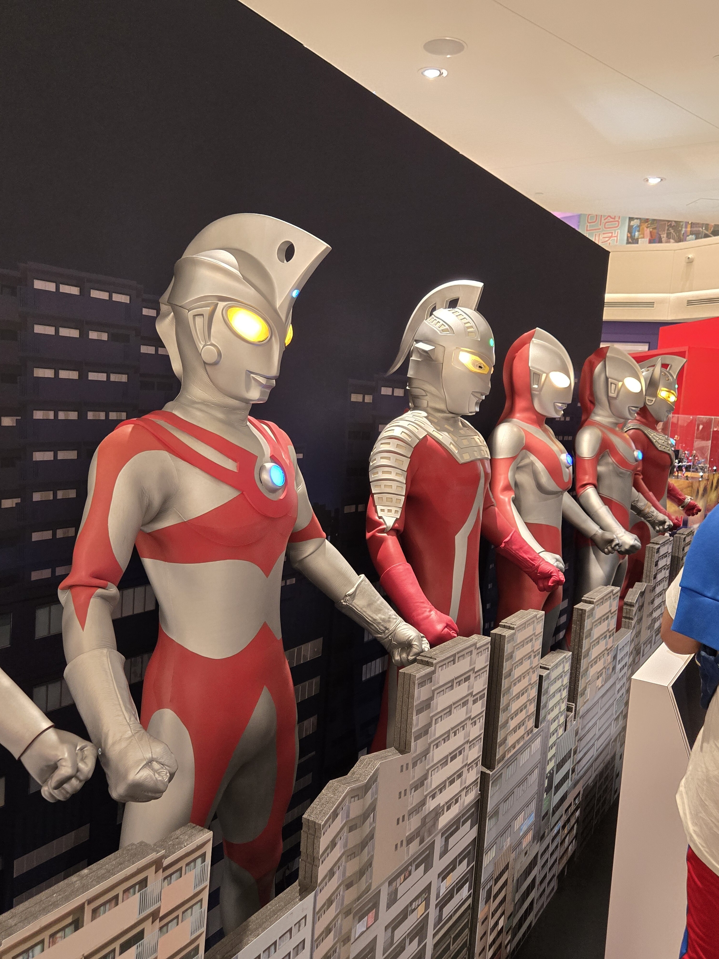Various Ultramen statues.